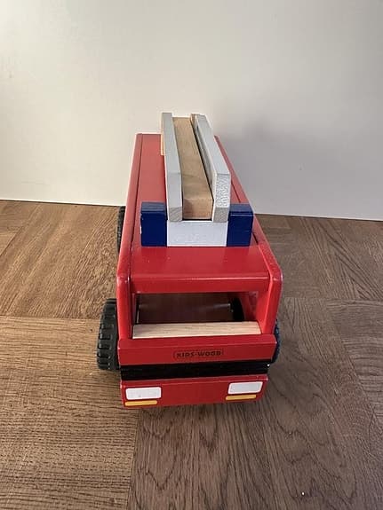 Kids-wood brandbil i trä 20 cm hög, 31 cm lång