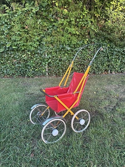 Röd retro Emmaljunga dockvagn dockbarnvagn barnvagn sulky