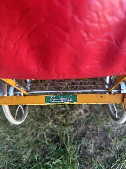 Röd retro Emmaljunga dockvagn dockbarnvagn barnvagn sulky