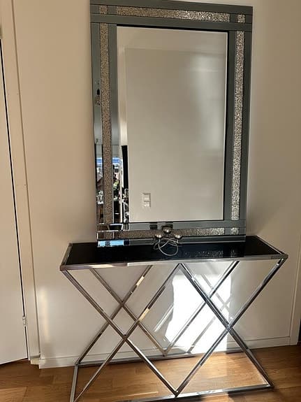spegel och sidobord