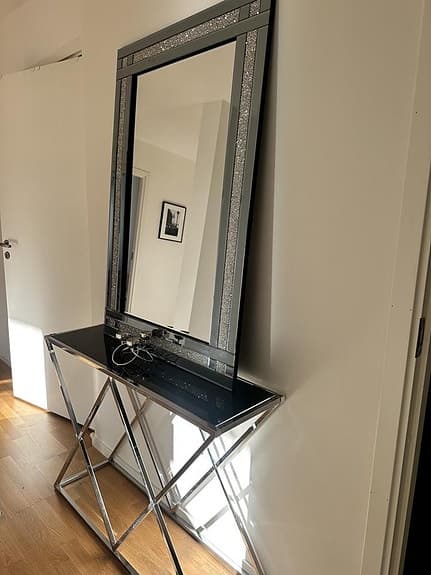 spegel och sidobord