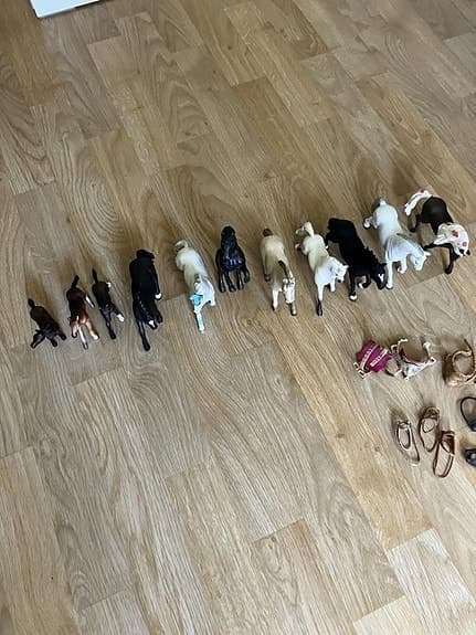 Schleichstall med hästar och tillbehör