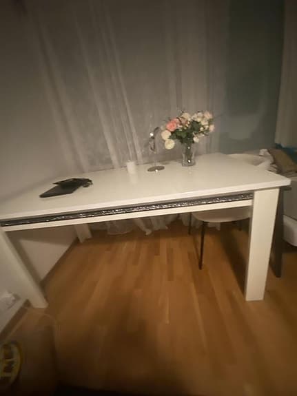 Stilrent vitt bord