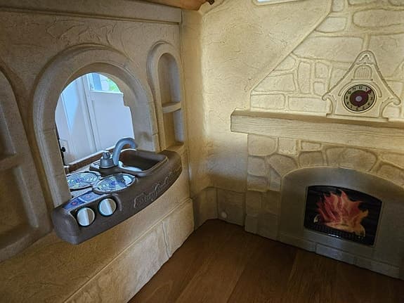 Stort lekhus/lekstuga "Storybook Cottage"