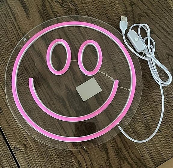 oanvänd rosa smileylampa