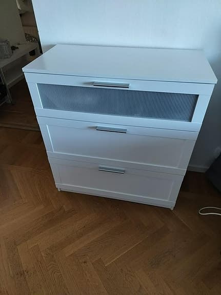 ikea byrå med 3 lådor i bra skick,