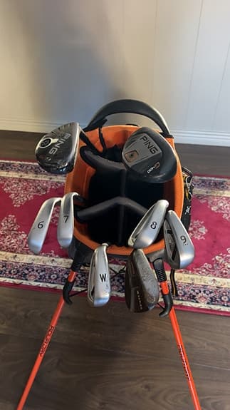 Golfset med callaway bärbag och pingklubbor (Vänster)