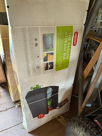 Oöppnad Keter förvaringslåda – 117×45×58 cm