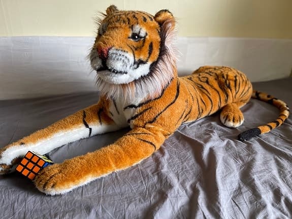 Stor sibirisk tiger i plysch