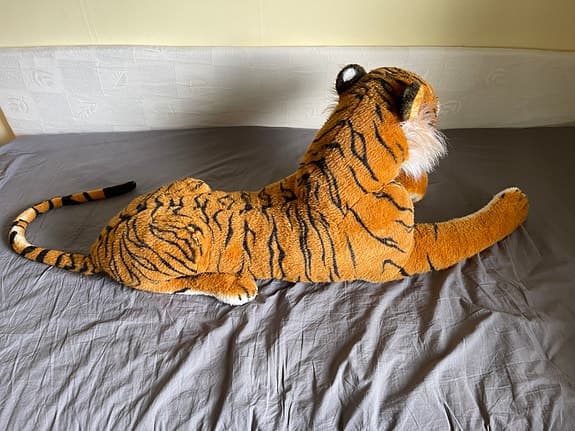 Stor sibirisk tiger i plysch