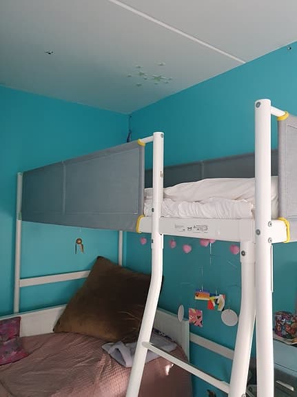 IKEA VITVAL Loftsäng med stege och sängskydd grå