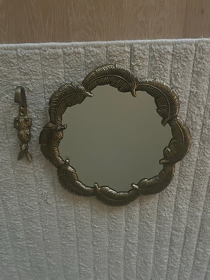 Ferm Living Dekorationsspegel med hängande krok i metall