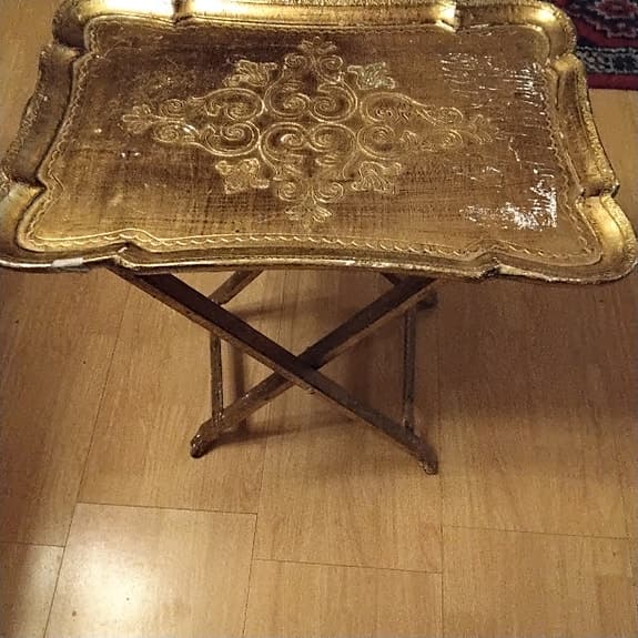 Fällbart serveringsbord i guld med dekorativt mönster