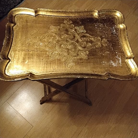 Fällbart serveringsbord i guld med dekorativt mönster