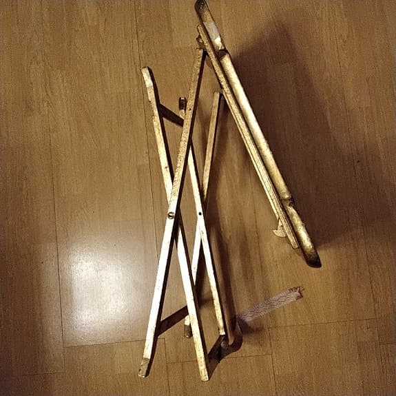 Fällbart serveringsbord i guld med dekorativt mönster