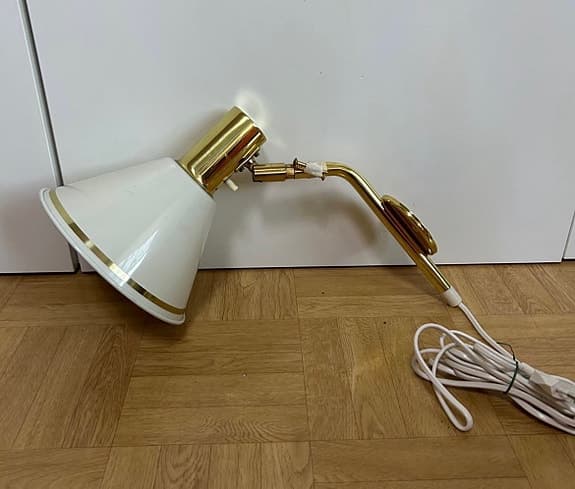 ÖIA VÄGGLAMPA / SANGLAMPA, mässing och vit plät