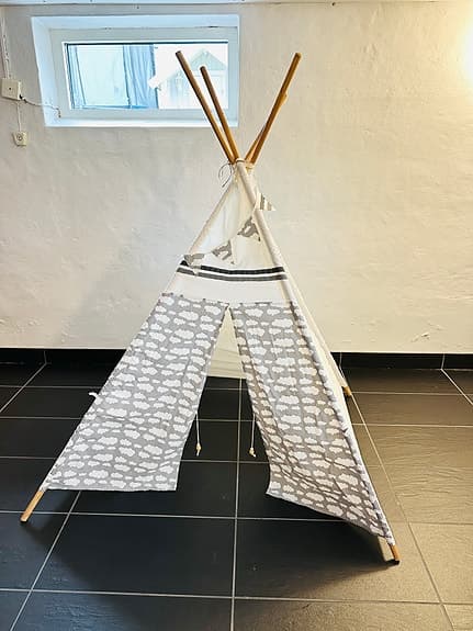 Handsytt tipitält för barn – fint skick
