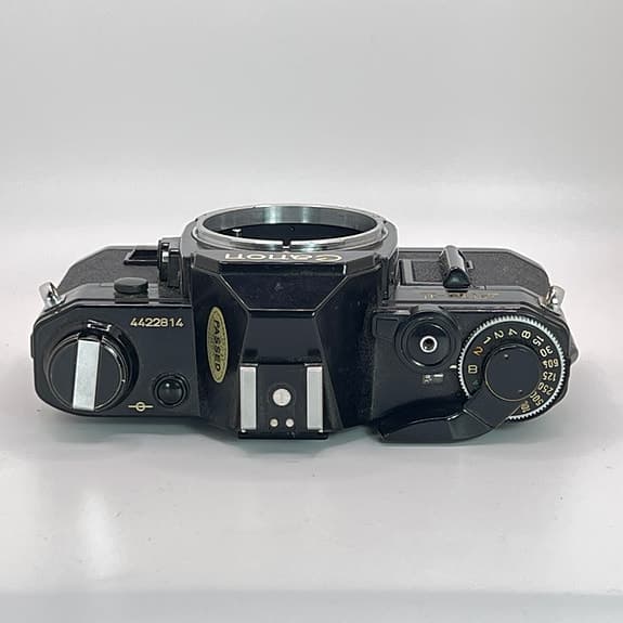 Svart Canon AE-1 + FD 50mm f/1,8 S.C. + FD 70-210mm f/4 – Fungerar