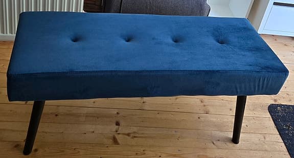 Blå Sittbänk, Bänk med läckert sammetstyg, Svarta ben