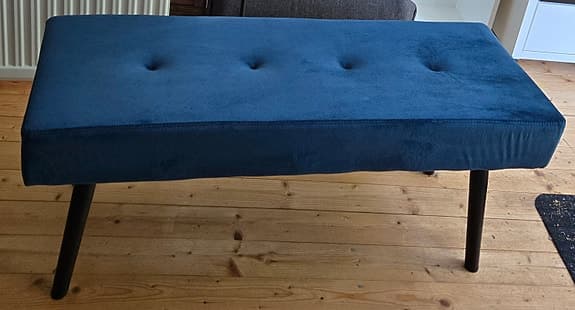 Blå Sittbänk, Bänk med läckert sammetstyg, Svarta ben