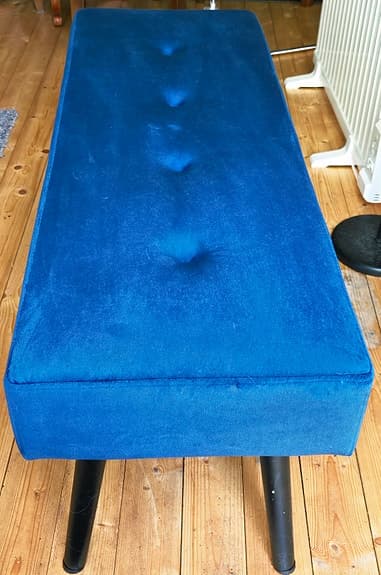 Blå Sittbänk, Bänk med läckert sammetstyg, Svarta ben