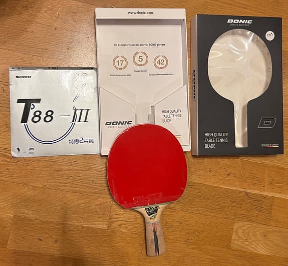 Donic Wang Xi Dotec C Plus med 2,2mm svart & röd Sanwei T88-3 (167,4g)