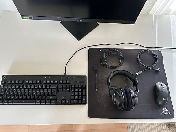 Mus, musmatta, Tangentbord och hörlurar med mikrofon