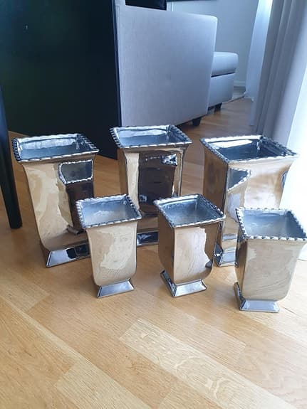 6 silvriga krukor