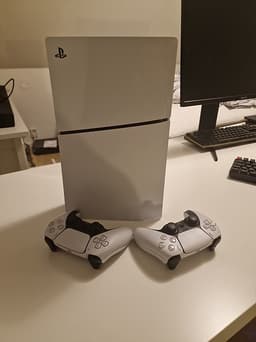 Ps5  med två trådlösa handkontroller