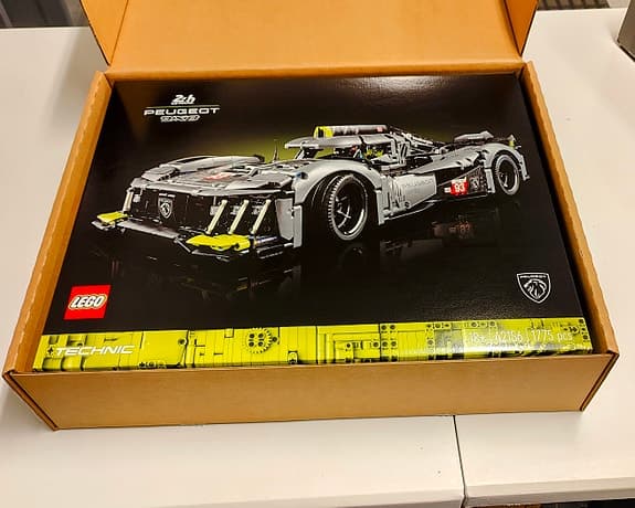 LEGO 42156 Technic PEUGEOT 9X8 24H Le Mans Oöppnad