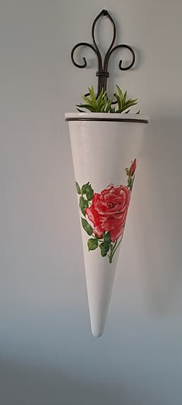 Handdekorerad Terracotta ampel med smideshållare