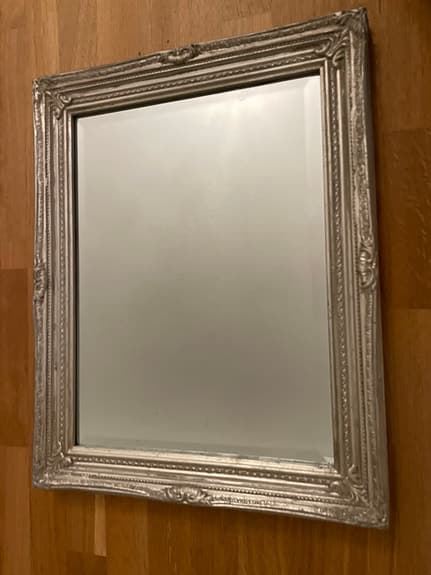 Spegel med gråmålad träram 38x48 cm