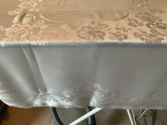 Bordsduk i linne med damast mönster + servetter
