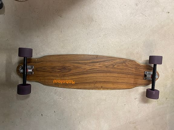 Kahalani longboard med Orangatang Durian-hjul