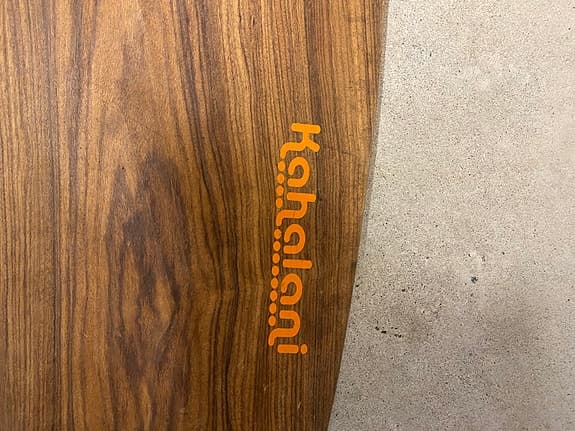 Kahalani longboard med Orangatang Durian-hjul