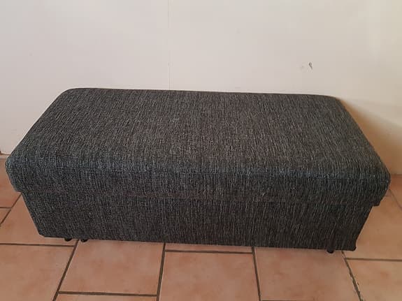 Förvaringsbänk, Sängbänk klädd i grå textil