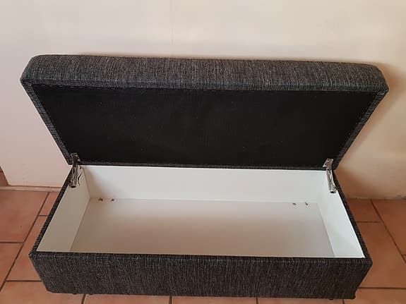 Förvaringsbänk, Sängbänk klädd i grå textil