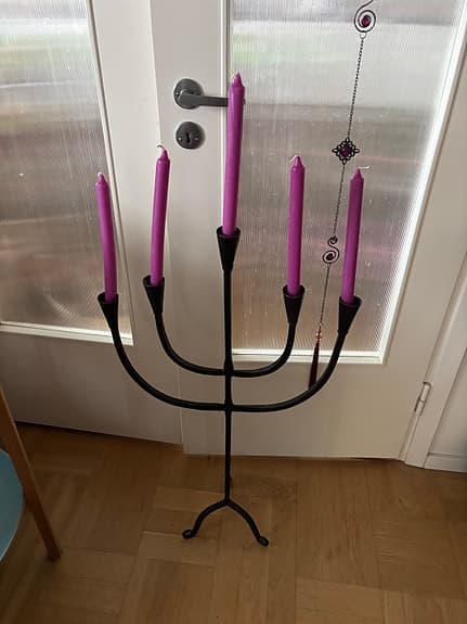 Ljusstake i svart metall med fem armar