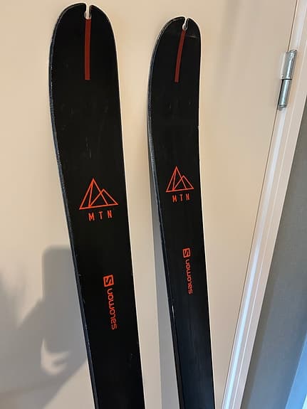 Skidor från Salomon MTN med topptursbindningar