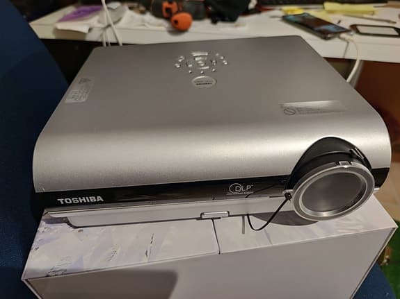 Projektor TOSHIBA DLP -- TDP-S20.