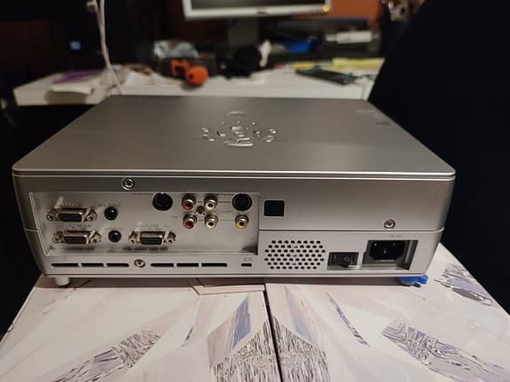 Projektor TOSHIBA DLP -- TDP-S20.