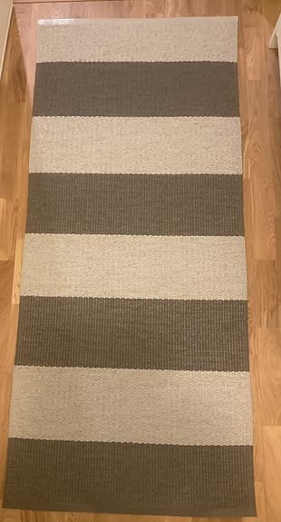 Oanvänd Pappelina matta, gångmatta plastmatta. Bob, charcoal/linen