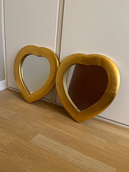 Två hjärtformade speglar med guldram
