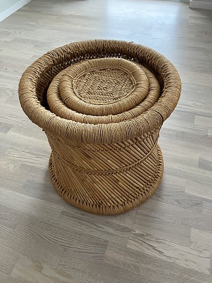 Pallar i bambu och flätat rep.