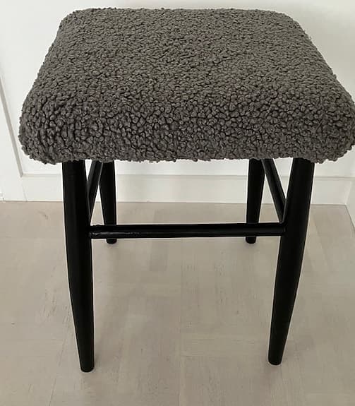 Retro svart  pall med klädsel i " fårskinn"