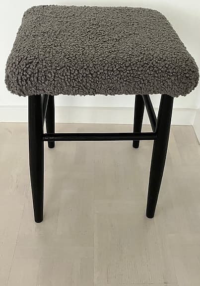 Retro svart  pall med klädsel i " fårskinn"