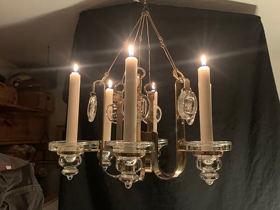 Bertil Vallien Ljuskrona, stomme i guldfärgat smide sent 1900-tal.