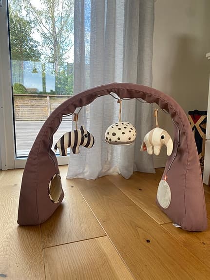 Done by Deer babygym med hängande leksaker lila