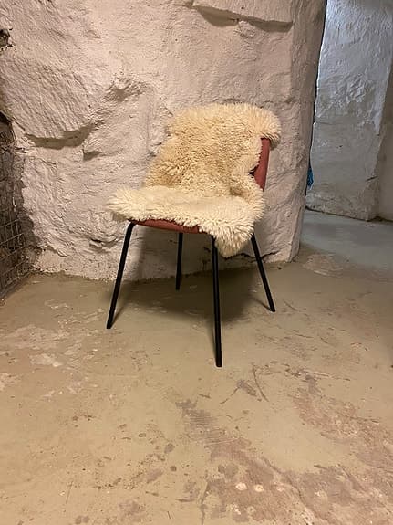 Fin Rosa Stol Fotölj med Vit Fårpläd