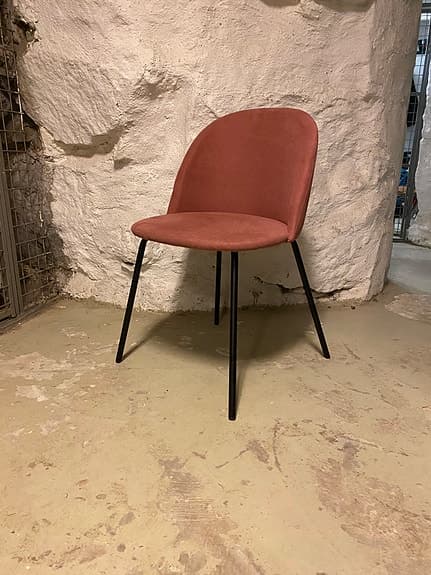 Fin Rosa Stol Fotölj med Vit Fårpläd